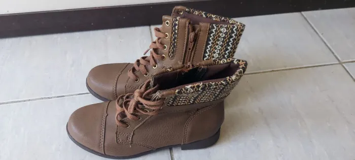 Bota infantil marrom com zíper. Tamanho 31.