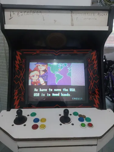 Vendo máquina de fliperama c 111 jogos.