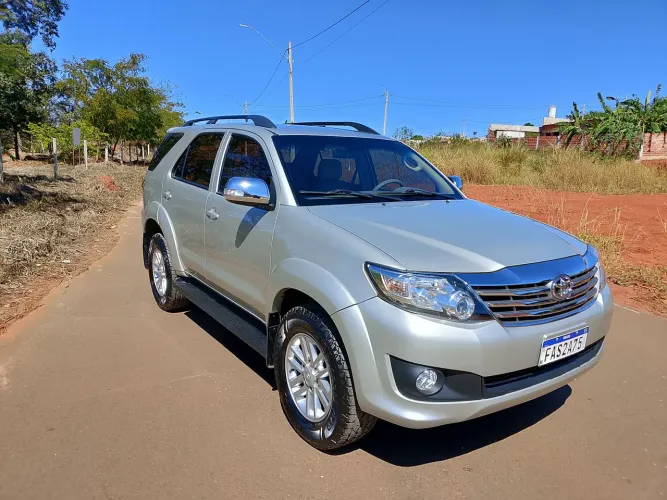Toyota Hilux SW4 SR 4X2 2.7/ 2.7 Flex 16V Aut. 2013