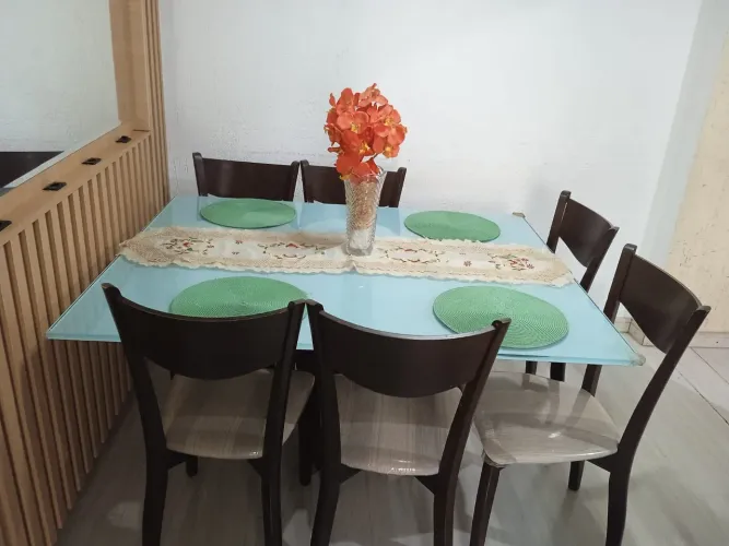 Mesa 6 cadeiras muito boa