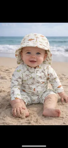 Roupa de praia para bebê com chapéu da HeM
