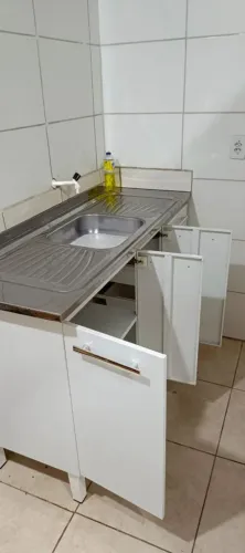 Gabinete de aço com pia inox