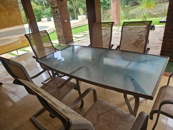 Vendo um conjunto pra piscina material aço galvanizado tampo vidro 6 cadeira flexíveis