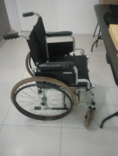 Cadeira de rodas usada
