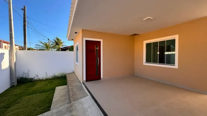 CASA COM 02 QUARTOS ( 01 SUÍTE ) À VENDA !