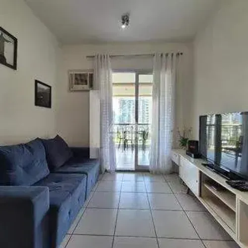 Apartamento à venda totalmente mobiliado com 2 quartos, sendo 1 suíte, e varanda com vista