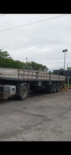 Carreta porta container e grade baixa