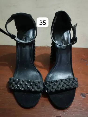 Sandália de salto alto da marca Zara