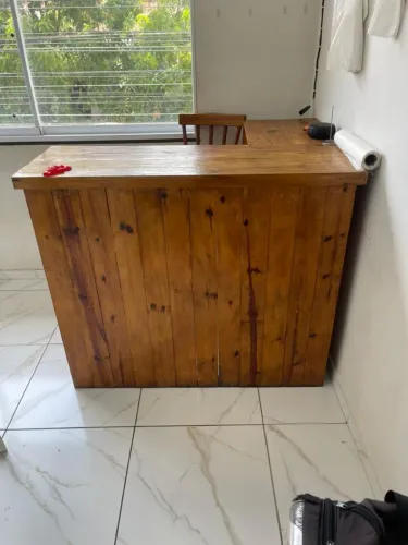 Balcão envernizado mais banco
