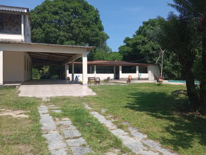 Alugo sítio com casa 5 quartos mobiliado com piscinas lago centro de itaborai