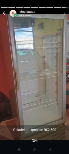 geladeira expositora e um balcão de loja