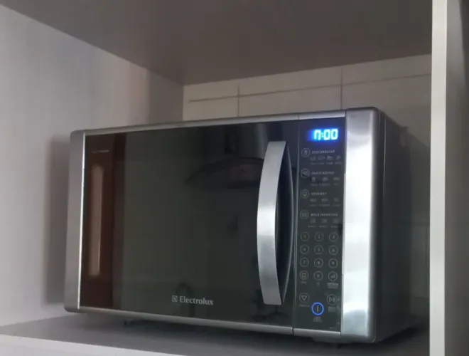 Micro-ondas Electrolux 31L Espelhado com Grill MEC41 - 127V (Ótimo Estado)