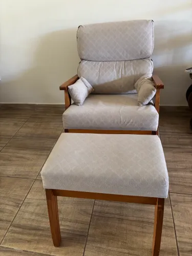 Poltrona com banqueta