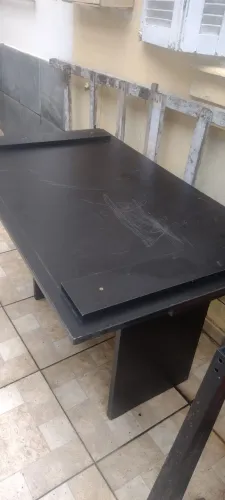 Mesa de Madeira com Pes de Ferro