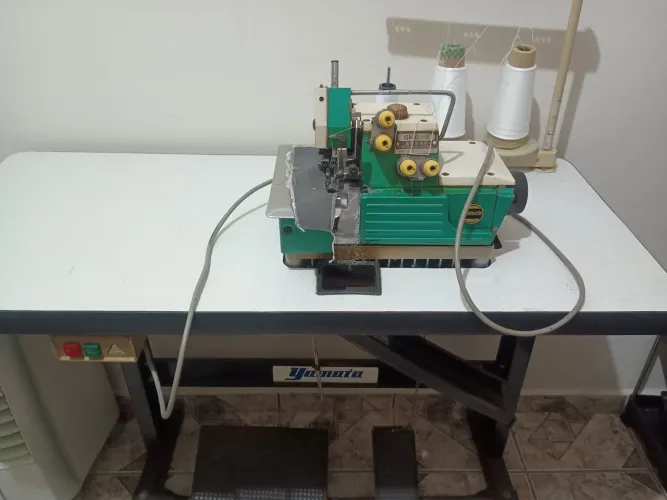 Máquina Overlock Industrial Yamata GN6-5 Completa com Mesa e Motor