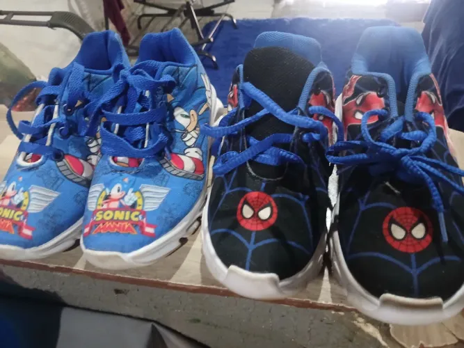 Tênis sonic e homem aranha