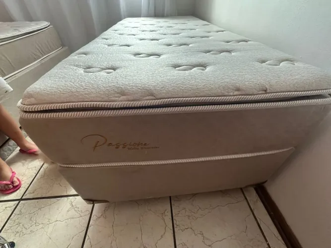 Cama box solteiro, com colchão de molas ensacadas 