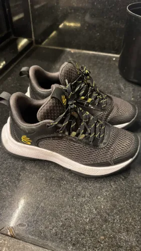 Tênis Underarmour basquete feminino 35