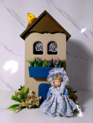 Casinha Puxa-Sacos e Boneca de Porcelana.