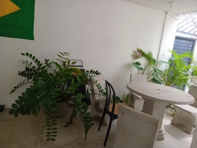Mesa e cadeiras de pedra para piscina e jardim