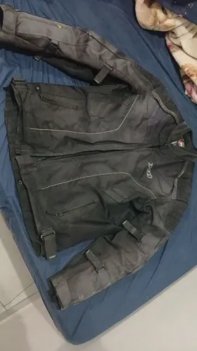 Vendo jaqueta de motoqueiro 400 reias . Valor de uma  nova 1000 reais 
