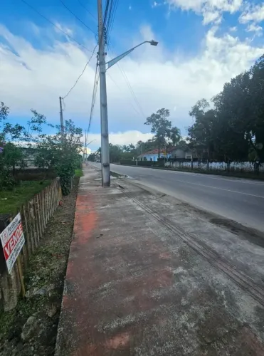 Lote frente para o asfalto pronto para construir