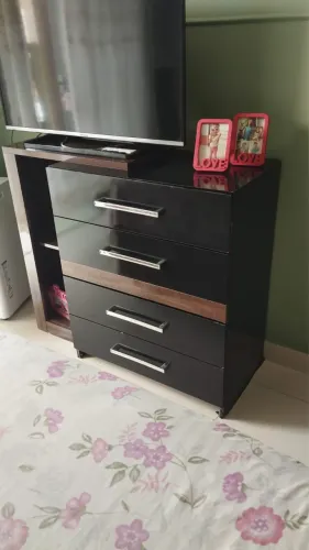 Cômoda(Com alguns detalhes) 