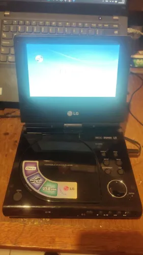 DVD Player Portátil LG com Tela Giratória Swivel, USB e Suporte a DivX / MP3