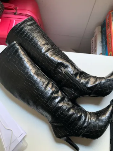Bota preta cano alto, bico e salto fino - Em textura de pele de cobra