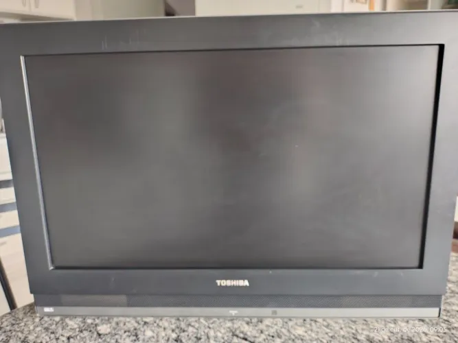 TV 26 polegadas HD, Toshiba, em excelente estado, com base e suporte de parede.