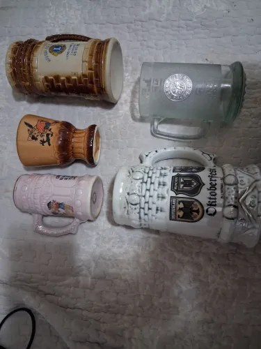 Canecas antigas de porcelana anos 70 e uma de vidro recente