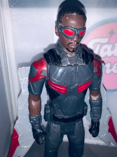 Boneco Falcao Marvel hasbro 30 cm usado bom estado ler abaixo e ver fotos