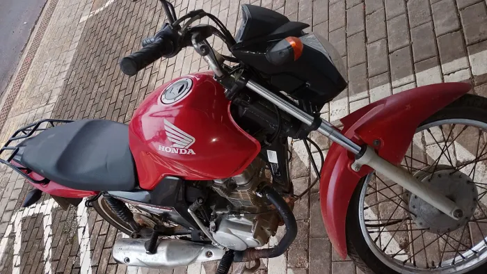 Vendo está moto valor 9000