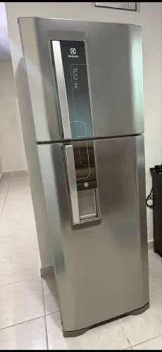 Geladeira Electrolux Frost Free Inox 220V - Dispenser de Água - Excelente Estado