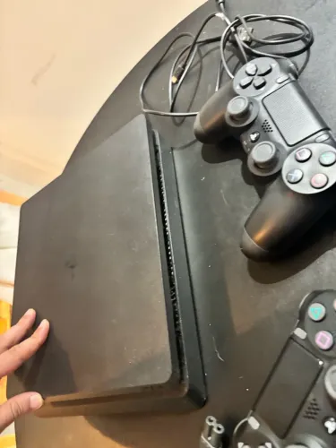 PS4 Slim 500GB Desbloqueado + 4 Controles