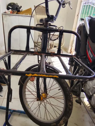 Bicicleta de carga precisando de reparo.