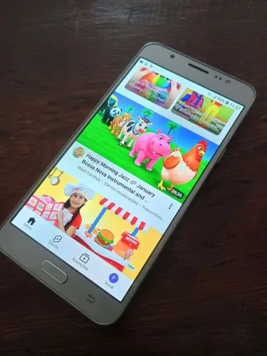 Celular Samsung J7 com carregador