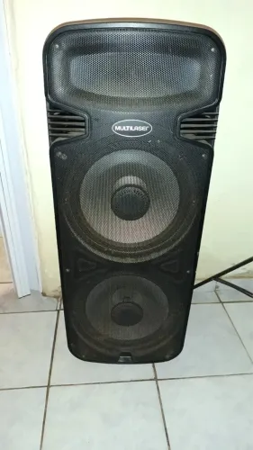Caixa de Som Torre Multilaser SP344 com 3500W de potência e dois alto-falantes de 15