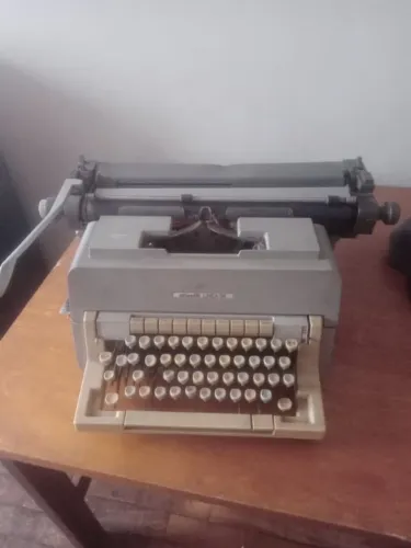 Máquina de Escrever Antiga Olivetti Linea 98