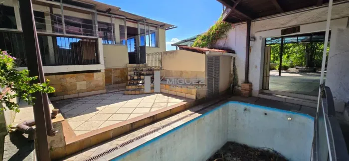 Cobertura única à venda em Santa Teresa: joia bruta triplex com 5 quartos, piscina, área g