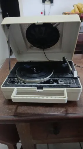 Vitrola linda e conservada,com radio