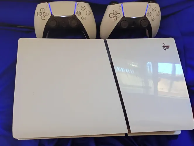 Vendo Playstation 5 slim edição digital 1TB + 2 controles