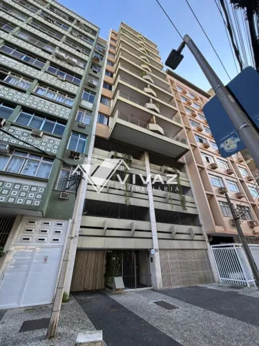 Apartamento Espaçoso na Rua Uruguai com 01 Quarto Grande, Varanda e Dependência completa 