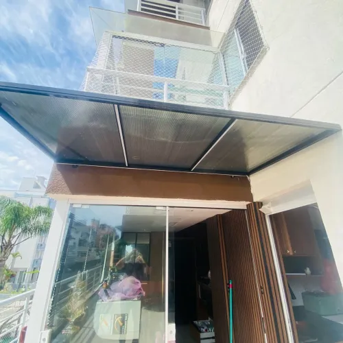 Toldo alumínio preto policarbonato fume balanço