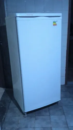 Geladeira Consul 280 LTS Semi Nova. Gelando muito bem.Sem ferrugem R$700,00- *