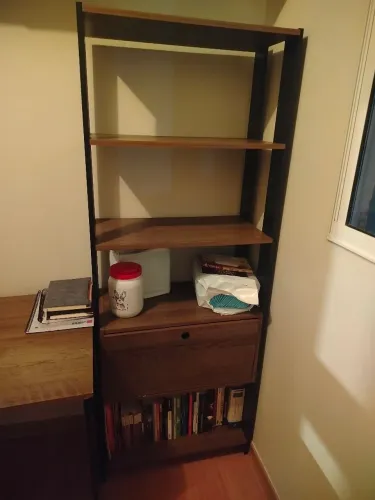Mesa de escritório com estante 