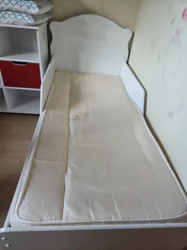 Cama infantil com colchão e cama acessório