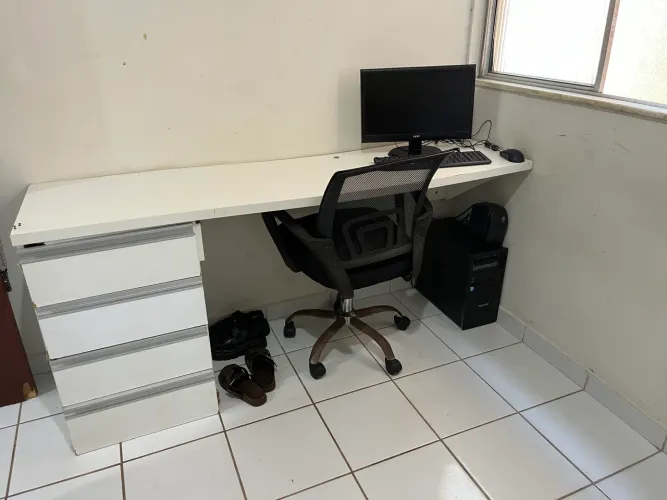 Vendo escrivaninha / cadeira de brinde