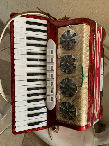 Acordeon longhini 80 baixos . Bem conservada . Ótimo estado !