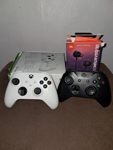 Vendo 2 controles de xbox é um fone da JBL .